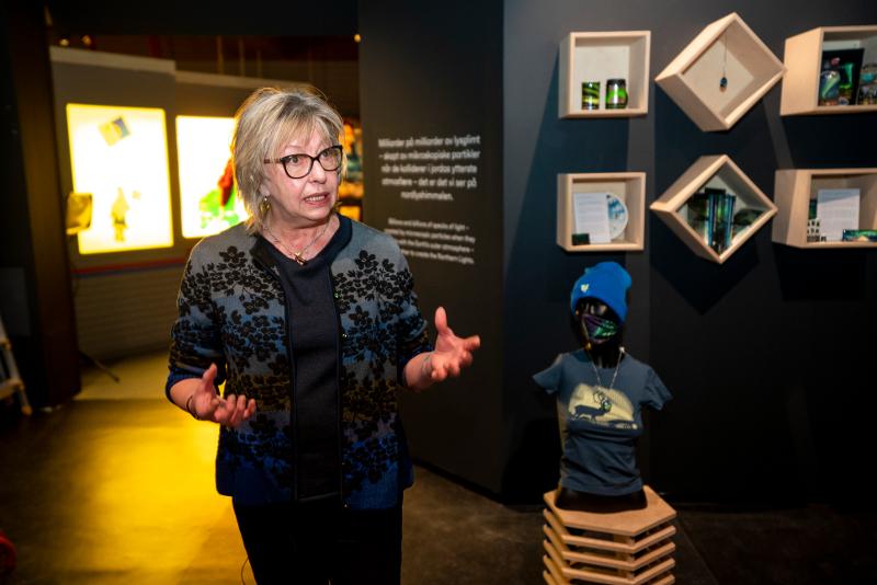 Unni Pia L&oslash;vhaug, professor i romfysikk ved UiT har forsket p&aring; nordlyset i over 30 &aring;r. Her viser hun fram den nye utstillingen til Norges arktiske universitetsmuseum, om dagens nordlysforskning. 